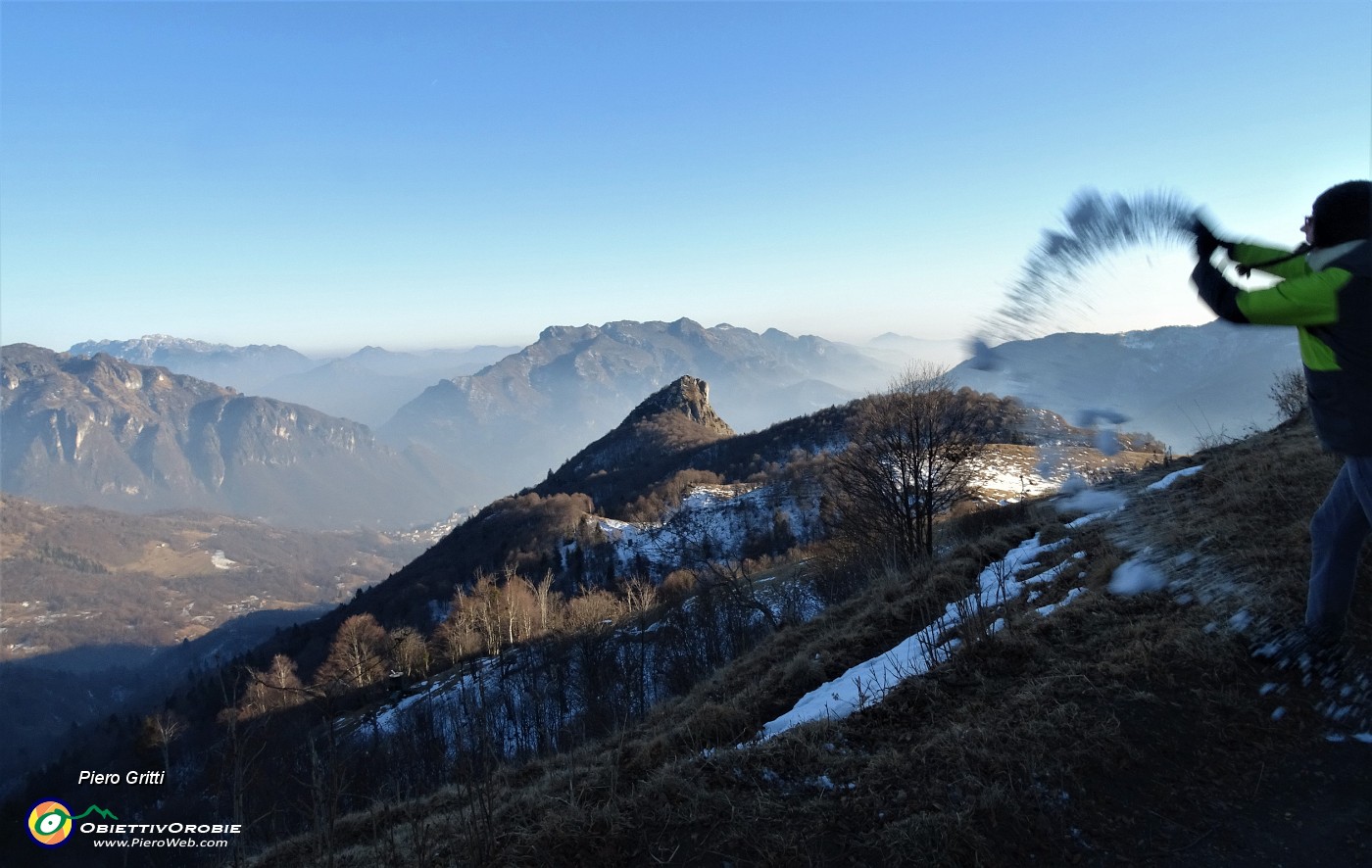 77 Lancio di neve verso il Corno Zuccone.JPG -                                